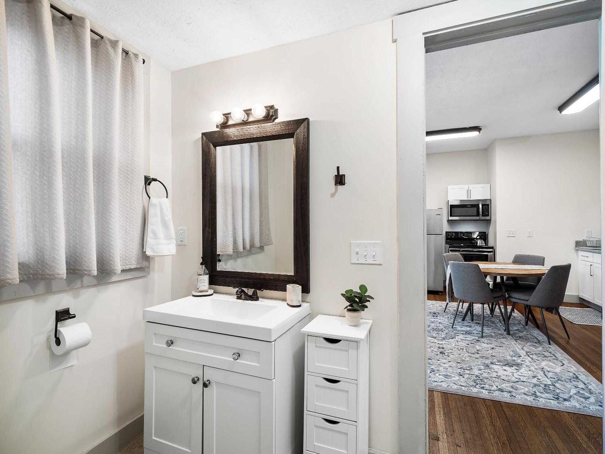 Carriage Manor - Sun Soaked 1Br - Close To Ccf Cleveland Exterior photo